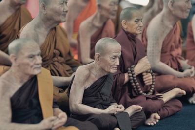 僧侣们坐在地板上祈祷